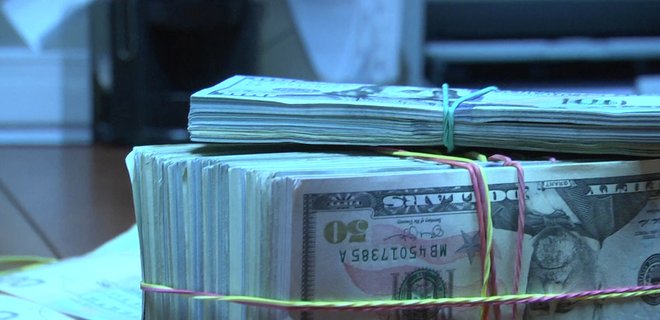 Зеленский узаконил штрафы за вывоз незадекларированной валюты за границу - Фото
