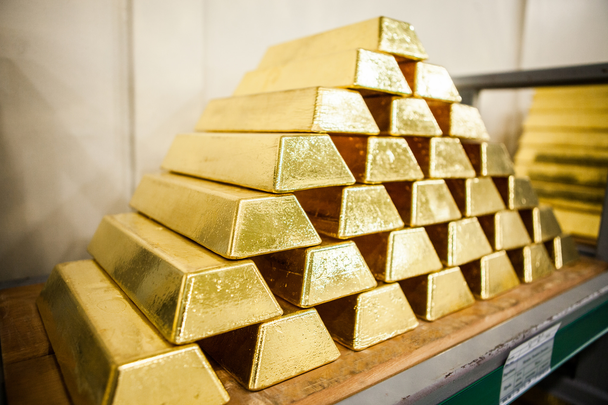 Золотой запас золота. Слиток золота. Слиток золотой. Золотая пирамида. Пирамидка из слитков золота.