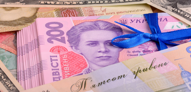 Долар та євро в банках подорожчали майже на 4 гривні - Фото