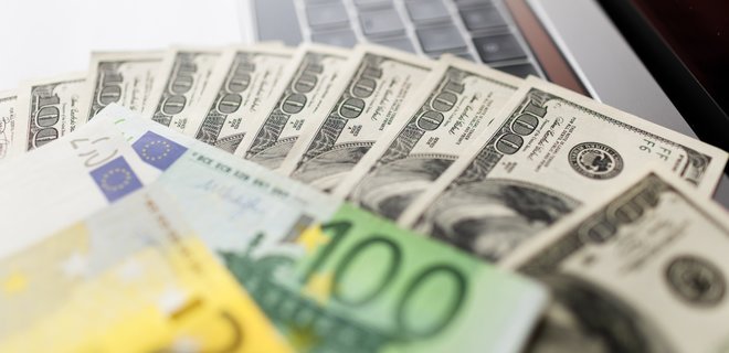 Доллар и евро в банках подорожали - Фото
