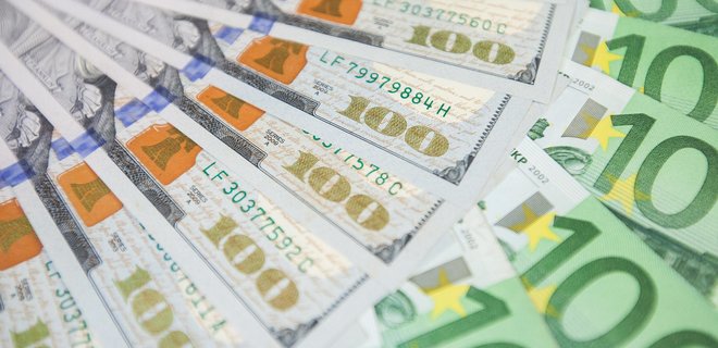 Долар та євро дешевшають. Курси валют у банках - Фото