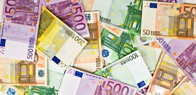 Наличный евро в банках снова дешевеет - Фото