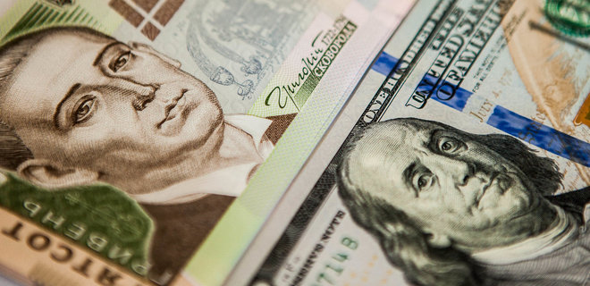 Долар та євро в банках подешевшали - Фото