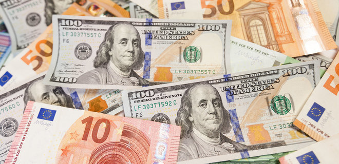 Курсы доллара и евро снова падают. Курсы валют по банкам - Фото