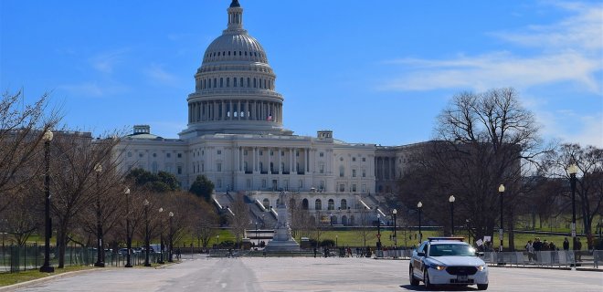 Конгресс США одобрил новый антикризисный пакет почти на $500 млрд - Фото