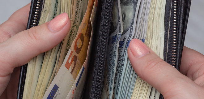 Готівкові долар та євро в банках подорожчали - Фото