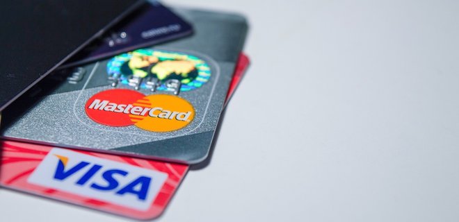 НБУ запретил частные переводы с гривневых карточек на карты иностранных банков - Фото