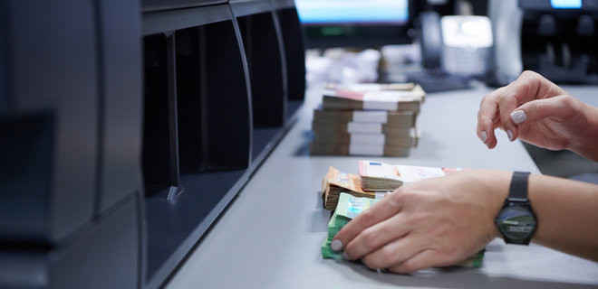 Украинцам разрешили получать наличные в банках по е-паспорту - Фото