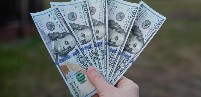 НБУ вдвічі скоротив викуп валюти на міжбанку - Фото