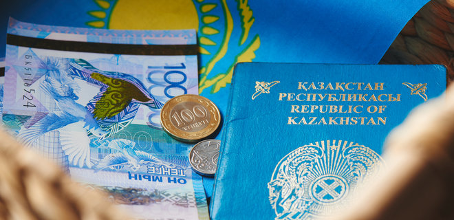 У Казахстані призупинено роботу всіх банків - Фото