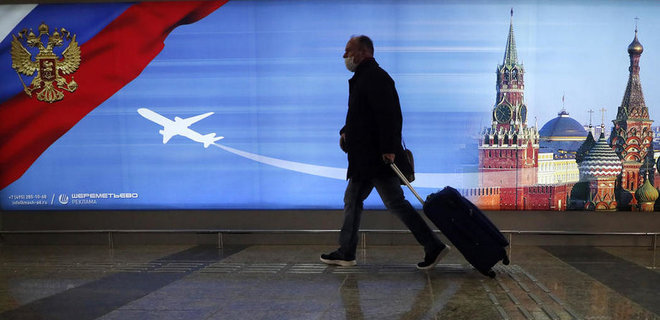 Путін заборонив росіянам вивозити за кордон більше $10 000 - Фото