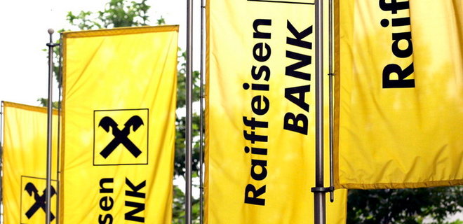 Raiffeisen Bank признал, что предоставляет льготы оккупантам, но планирует выход из России - Фото