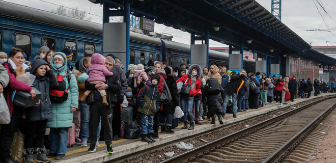 Украинские беженцы будут получать денежную помощь прямо на вокзалах - Фото