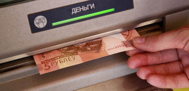 Беларусь вслед за Россией начнет возвращать валютные долги в рублях - Фото