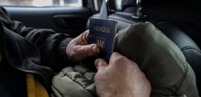Украина попросила у соседних стран данные о деньгах граждан, выехавших во время войны - Фото