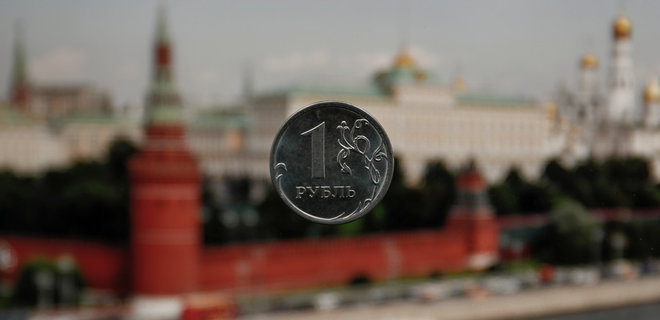 Рубль обвалився до 100 одиниць за долар - Фото