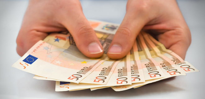 Украинцам разрешили менять наличную гривню на евро в банках Германии - Фото