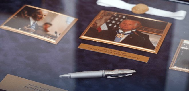 Именную ручку Байдена продали на аукционе Prozorro по цене в 20 раз выше стартовой - Фото