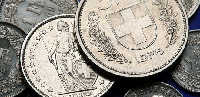 Українці у Швейцарії зможуть міняти готівкові гривні на франки - Фото
