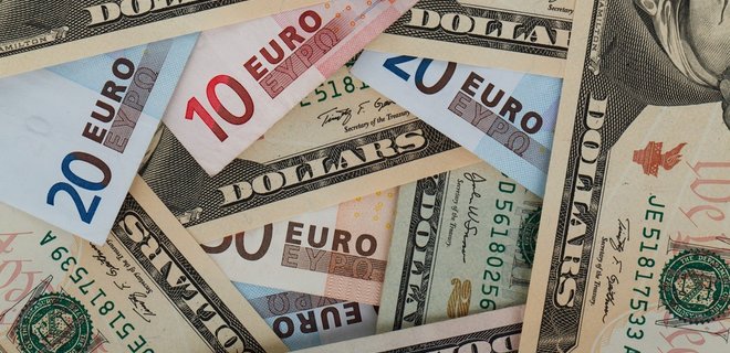 Курс долара впав, а курс євро зріс. Курси валют у банках - Фото