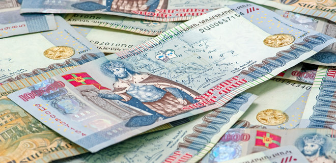 Валюты Грузии и Армении стали лидерами роста в мире из-за переезда россиян - Фото
