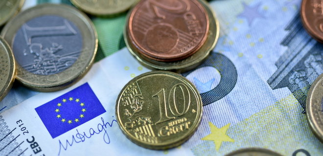 Курс валют НБУ: евро снова меньше 40 грн - Фото