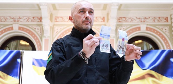 Нацбанк выпустил вертикальную банкноту 20 грн к годовщине российского вторжения – фото - Фото
