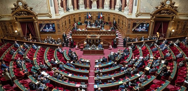 Сенат Франции, несмотря на забастовки, поддержал повышение пенсионного возраста до 64 лет - Фото